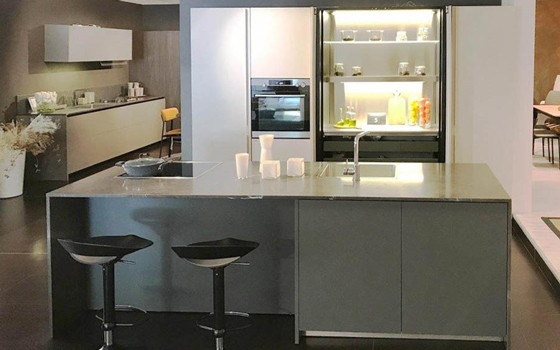 Scic Cucina con isola e colonne workstation